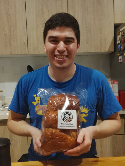 Cliente de Cachete de Chola sosteniendo pan